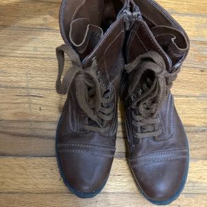 Brown boots size 8.5 Medium